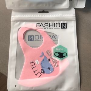 NWT CLASSIC PROTECTIVE FASHION FACE MASK KIDS !